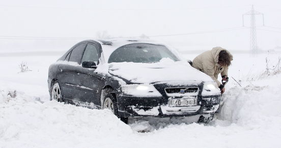 Зимние проблемы: как вытянуть машину из сугроба