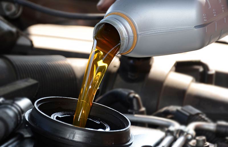 Как поменять моторное масло в автомобиле?