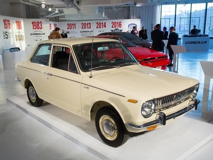 Toyota Corolla 1 (1966-1970) – типичная для того времени японская машина среди завоевавших рынок США и самая продаваемая модель в мире